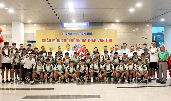 Lãnh đạo thành phố đón Câu lạc bộ Bóng đá Thép Cần Thơ