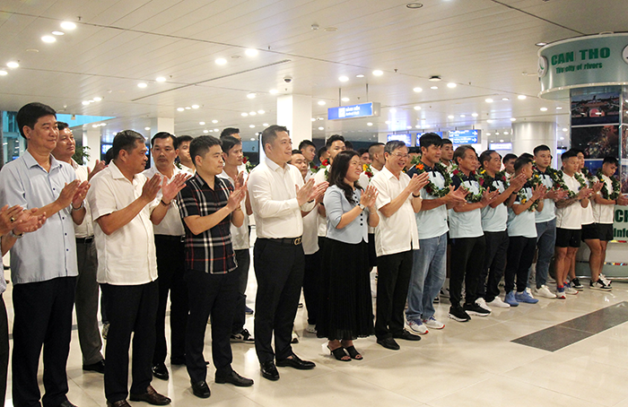 Lãnh đạo thành phố đón Câu lạc bộ Bóng đá Thép Cần Thơ