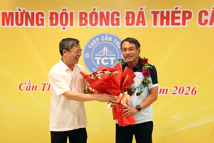 Lãnh đạo thành phố đón Câu lạc bộ Bóng đá Thép Cần Thơ