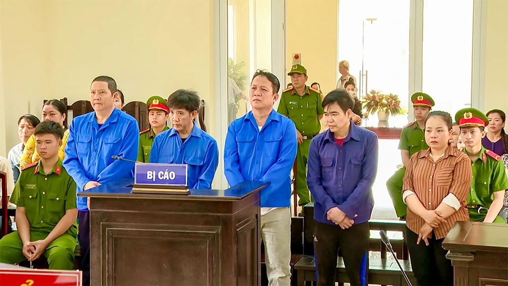 Heo bệnh vẫn đóng dấu kiểm soát và bán ra thị trường, 5 bị cáo lãnh án
