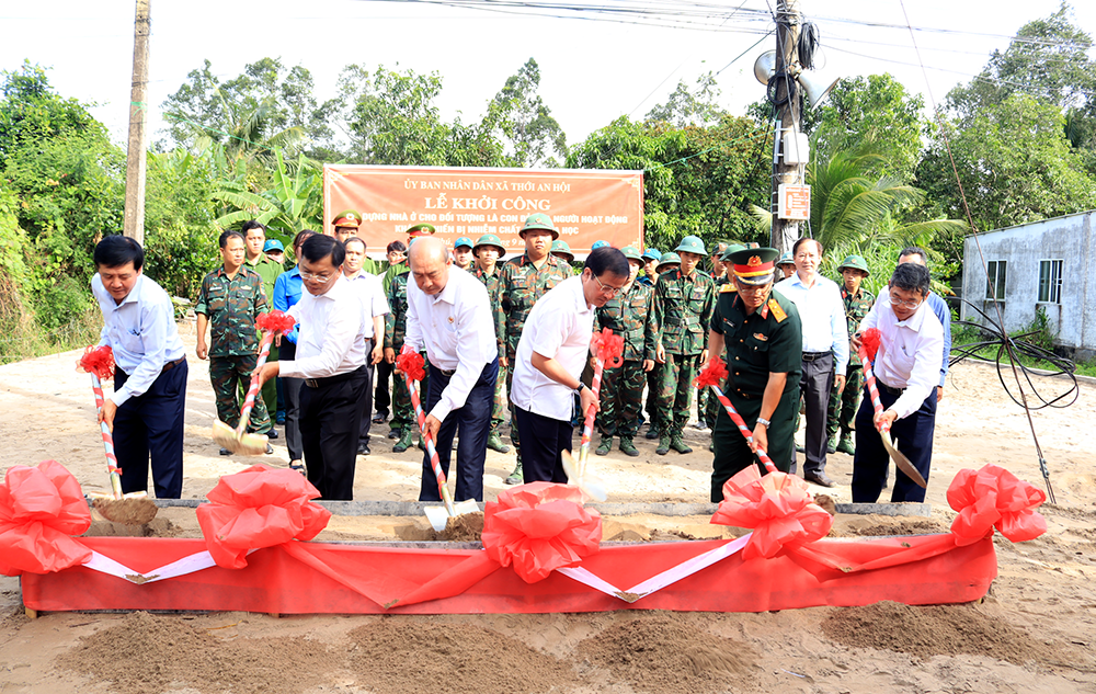 Ra quân hỗ trợ xóa nhà tạm, nhà dột nát tại cã Thới An Hội