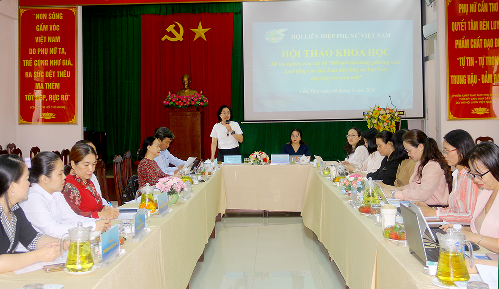 Đại diện Trung ương Hội LHPNVN báo cáo tóm tắt đề tài