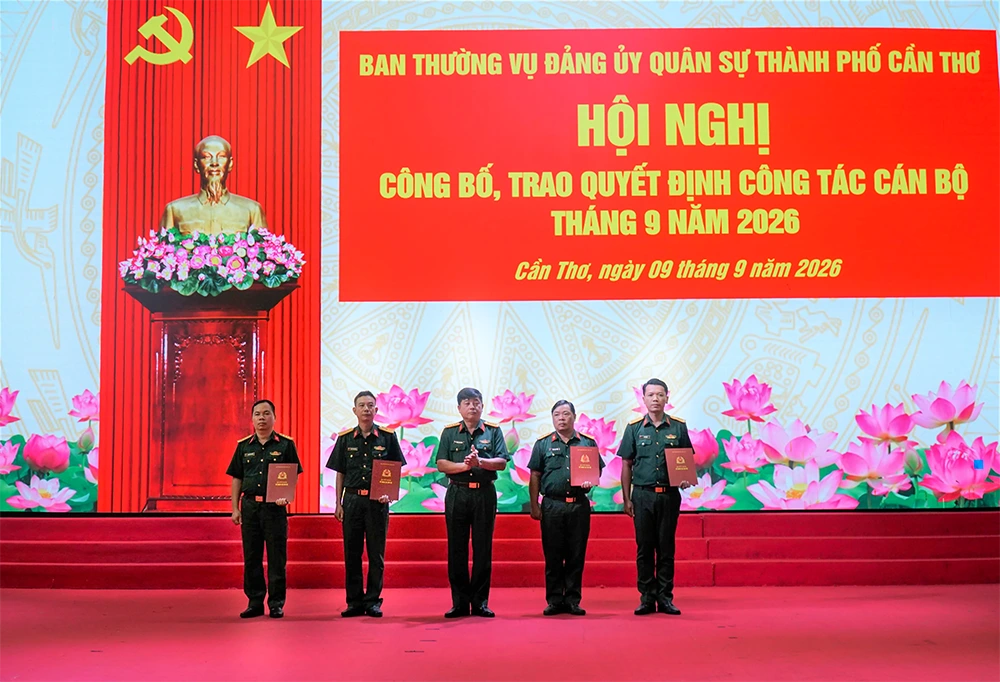 Ban Thường vụ Đảng ủy Quân sự TP Cần Thơ công bố, trao quyết định công tác cán bộ