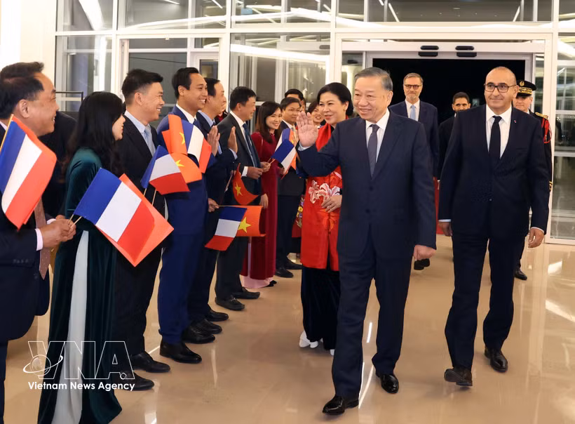 Top leader of Vietnam arrives in Paris for official visit to France, International Space Summit