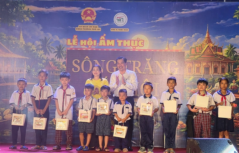 Khai mạc Lễ hội Ẩm thực “Sông trăng sắc hội”