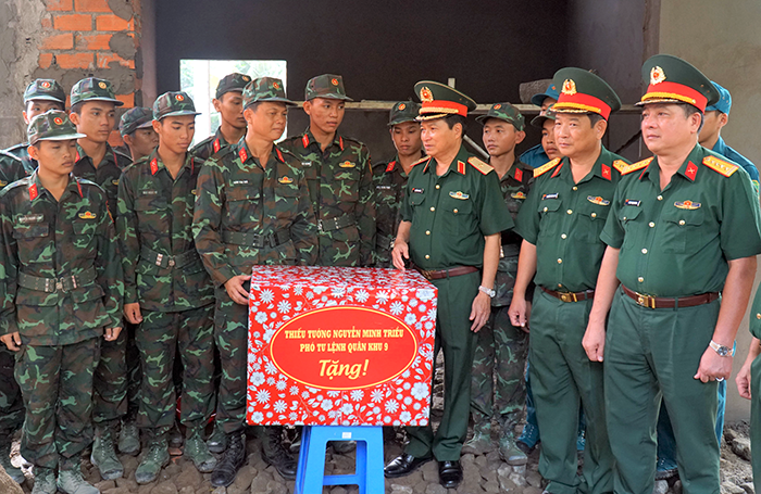 Kiểm tra công tác xây dựng, sửa chữa nhà tặng con đẻ của người hoạt động kháng chiến bị nhiễm chất độc hóa học