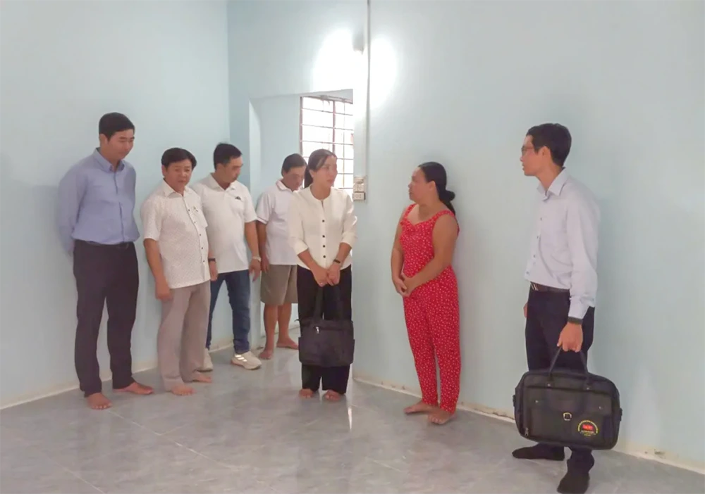 Kiểm tra tiến độ hỗ trợ xây dựng, sửa chữa nhà ở cho con đẻ của người hoạt động kháng chiến nhiễm chất độc hóa học tại xã Thạnh Thới An