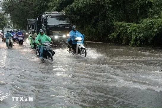Thời tiết ngày 17/9: Mưa lớn tiếp diễn ở miền Bắc, cảnh báo dông lốc tại Hà Nội