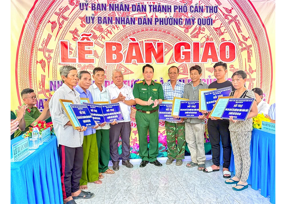 Bàn giao nhà cho con đẻ của người hoạt động kháng chiến bị nhiễm chất độc hóa học tại phường Mỹ Quới