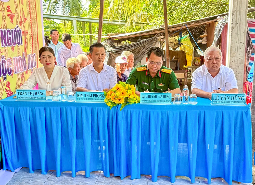 Bàn giao nhà cho con đẻ của người hoạt động kháng chiến bị nhiễm chất độc hóa học tại phường Mỹ Quới