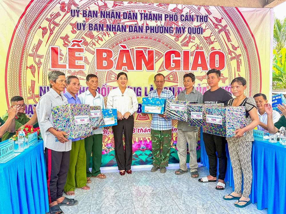 Bàn giao nhà cho con đẻ của người hoạt động kháng chiến bị nhiễm chất độc hóa học tại phường Mỹ Quới