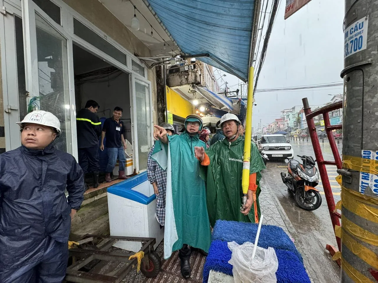 Sập giàn giáo công trình đang xây dựng ở đường Trần Hoàng Na