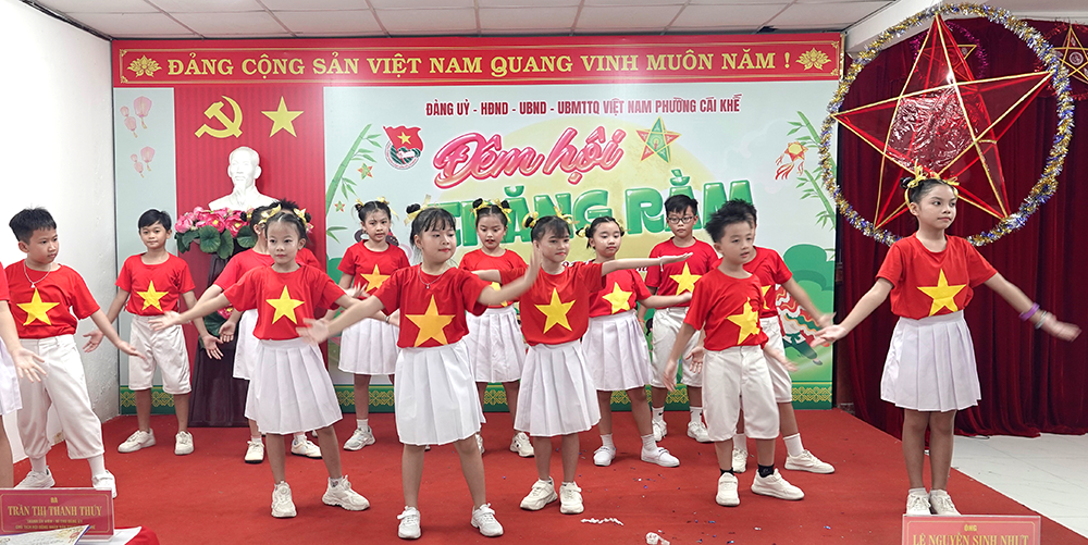Phường Cái Khế tặng 150 phần quà cho thiếu nhi vui Trung thu