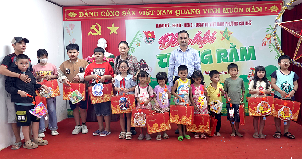 Phường Cái Khế tặng 150 phần quà cho thiếu nhi vui Trung thu