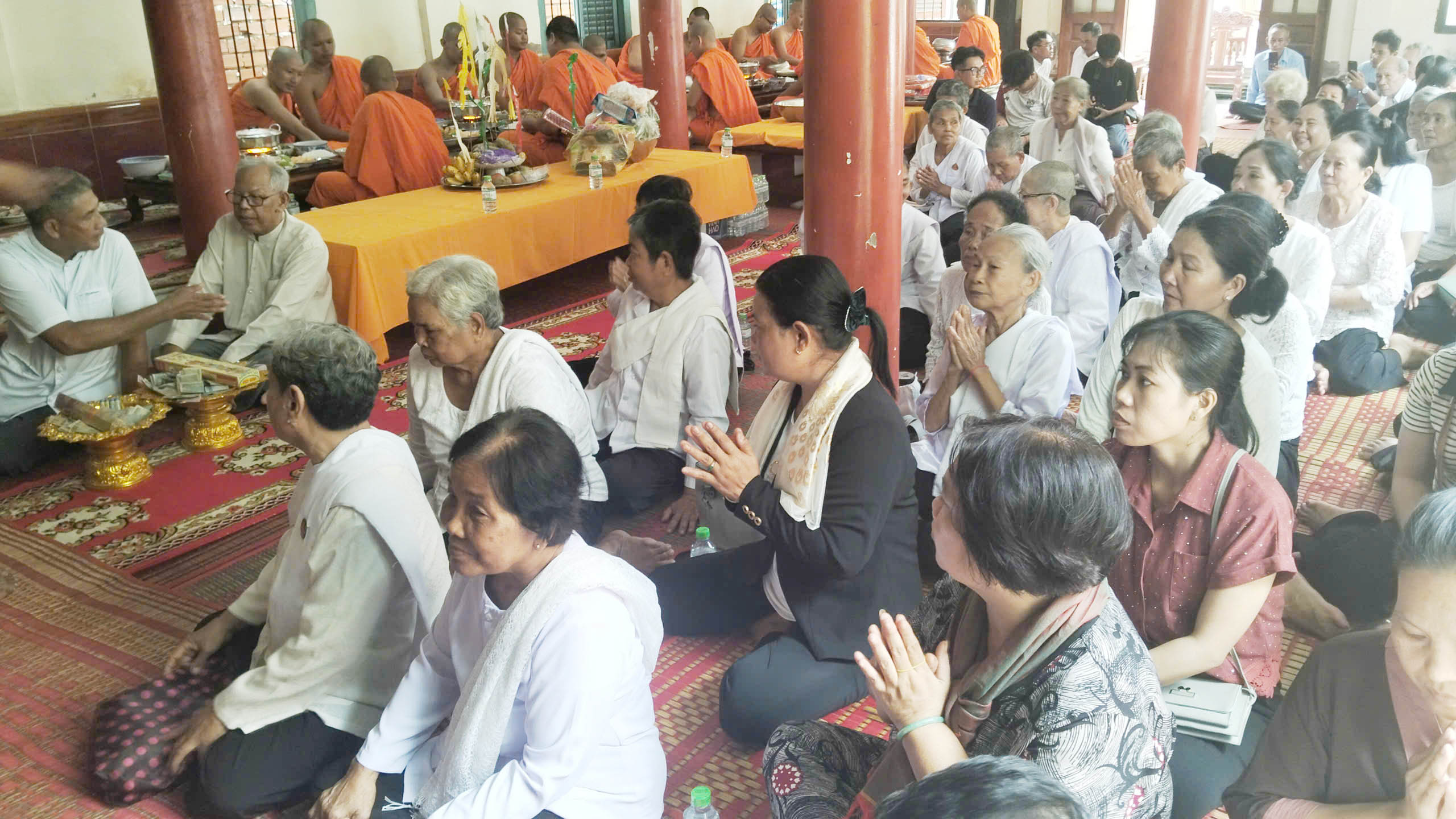 ទិដ្ឋភាពពុទ្ធបរិស័ទអញ្ជើញចូលរួមពិធីកាន់បិណ្ឌទី១ នៅវត្តមុនីរង្សី