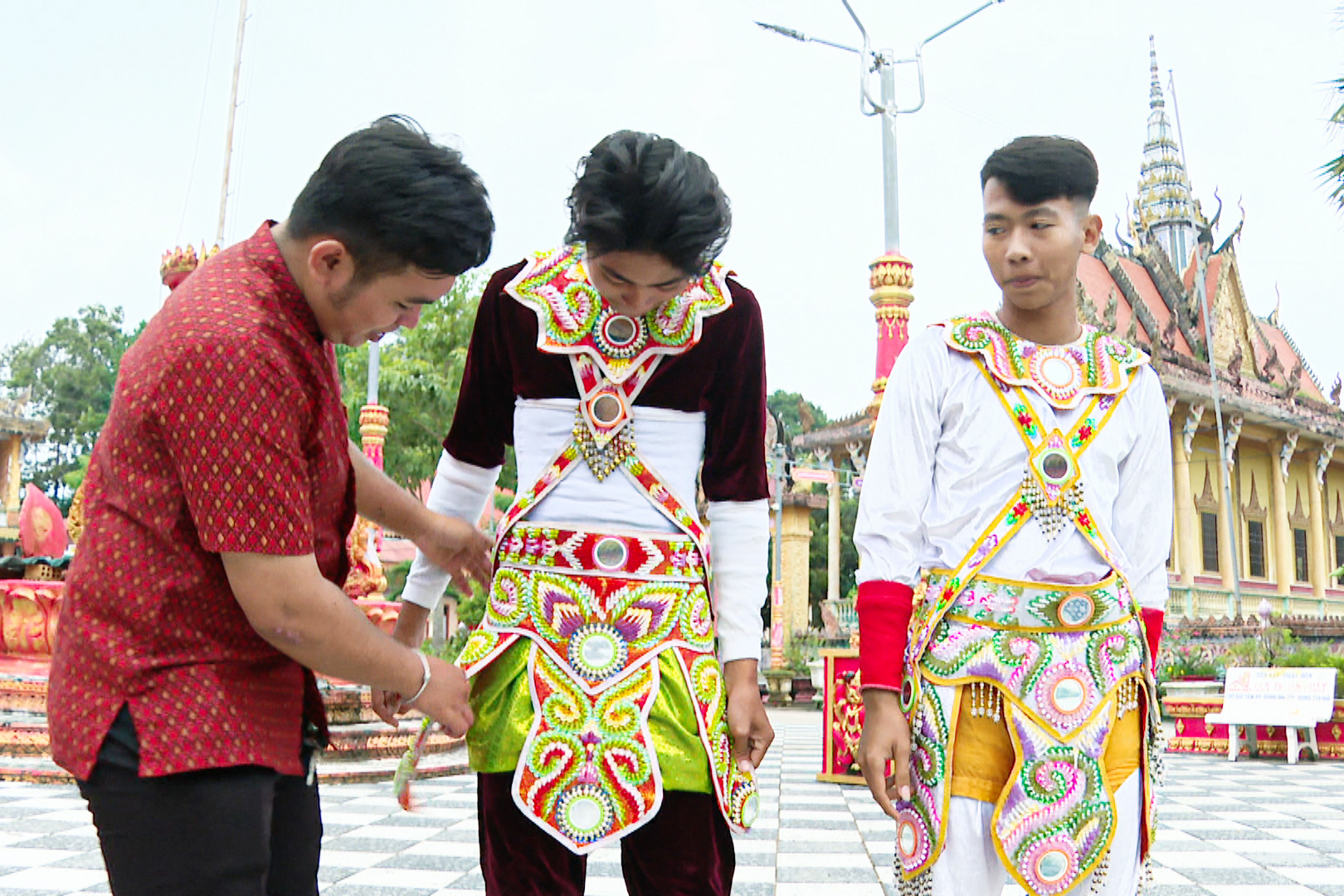 បុរសវ័យក្មេងនិងថ្នាក់បង្រៀនសិល្បៈនៅវត្តព្រែកអណ្តើក