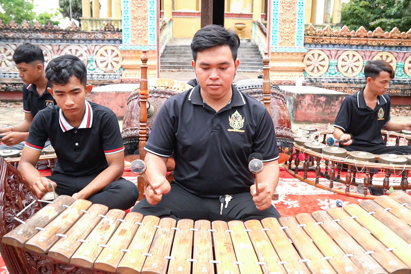 បុរសវ័យក្មេងនិងថ្នាក់បង្រៀនសិល្បៈនៅវត្តព្រែកអណ្តើក