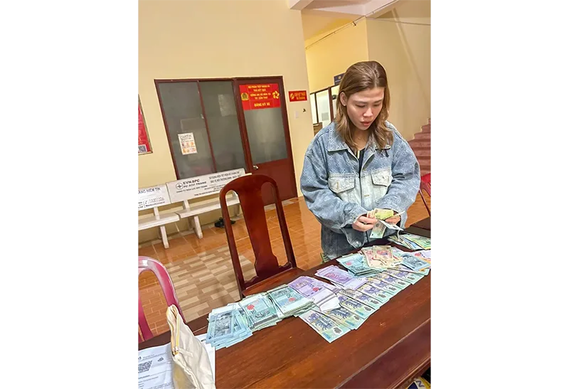 Công an xã Hòa Tú trao trả tài sản cho người dân bị bỏ quên