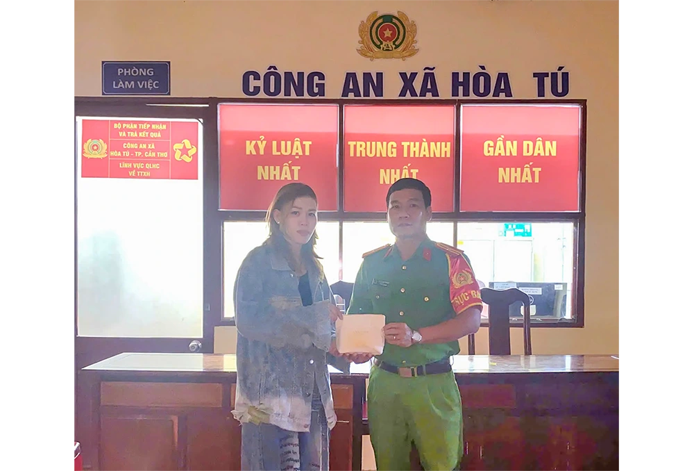Công an xã Hòa Tú trao trả tài sản cho người dân bị bỏ quên