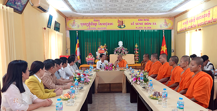 លេខាគណៈកម្មាធិការបក្សទីក្រុងកឹងធើ ប្រសិទ្ធពរជនរួមជាតិខ្មែរនាឱកាសបុណ្យសែនដូនតា