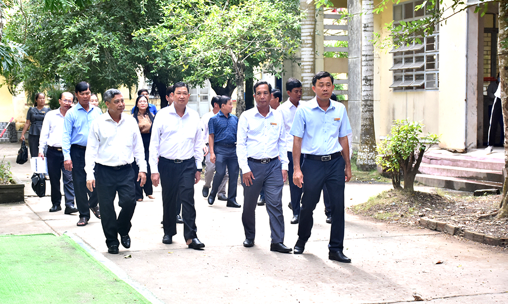 Phó Bí thư Thường trực Thành ủy thăm, tặng quà chùa Khmer và trường học nhân lễ Sene Dolta