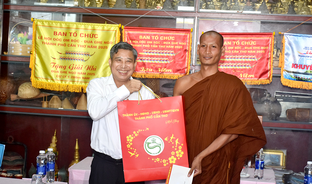 Phó Bí thư Thường trực Thành ủy thăm, tặng quà chùa Khmer và trường học nhân lễ Sene Dolta