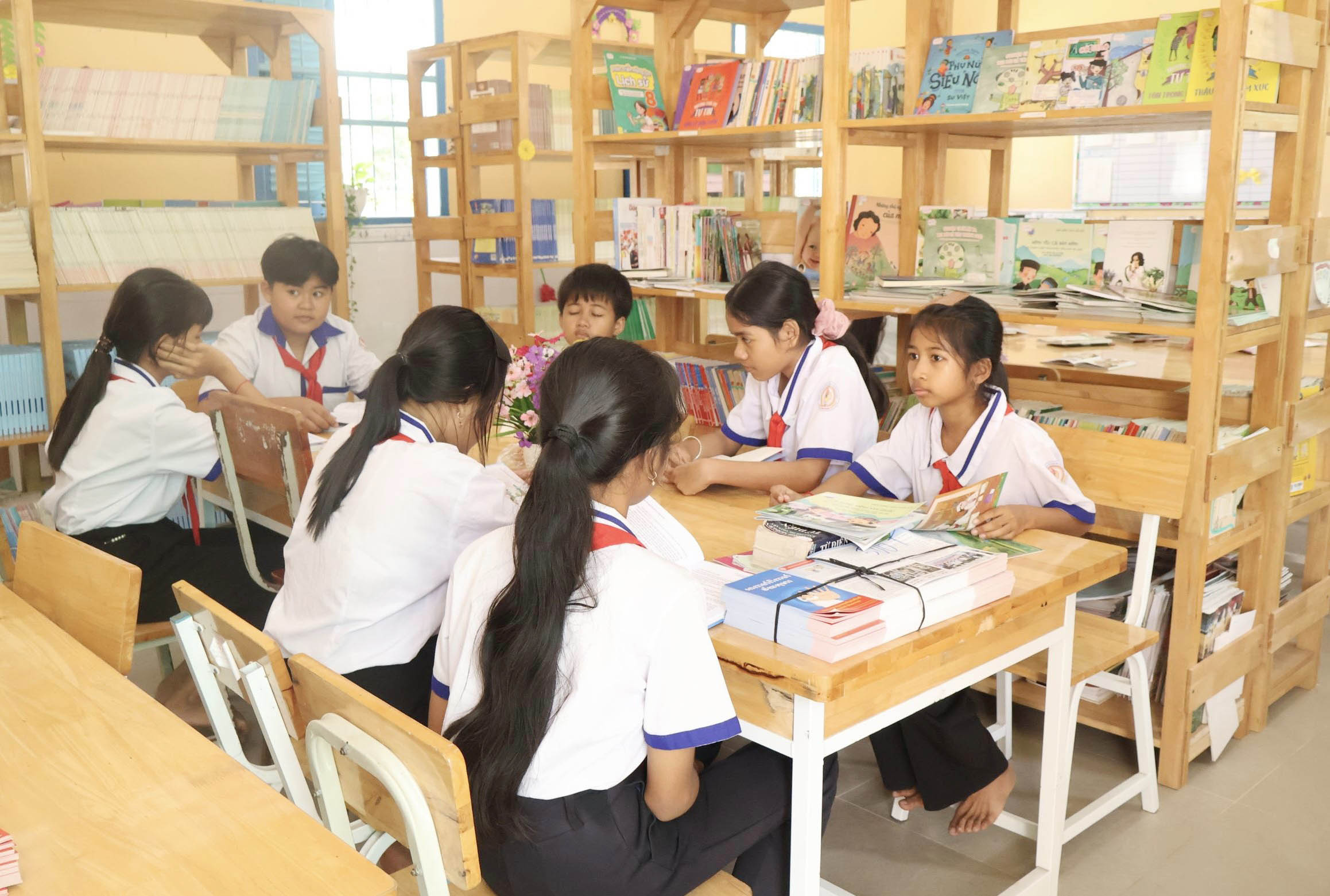 លើកស្ទួយសិស្សានុសិស្សតំបន់ជនជាតិភាគតិចទៅសាលា