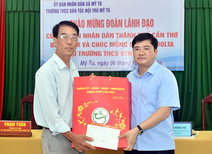 Lãnh đạo TP Cần Thơ thăm, chúc mừng lễ Sene Dolta tại xã Mỹ Tú và Mỹ Hương
