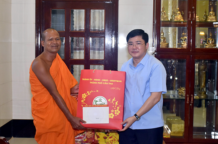 Lãnh đạo TP Cần Thơ thăm, chúc mừng lễ Sene Dolta tại xã Mỹ Tú và Mỹ Hương