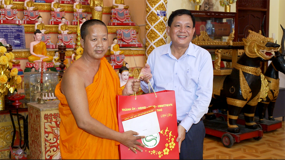 Đoàn công tác TP Cần Thơ đến thăm, tặng quà dịp Lễ Sene Dolta tại xã Ngọc Tố và phường Mỹ Xuyên