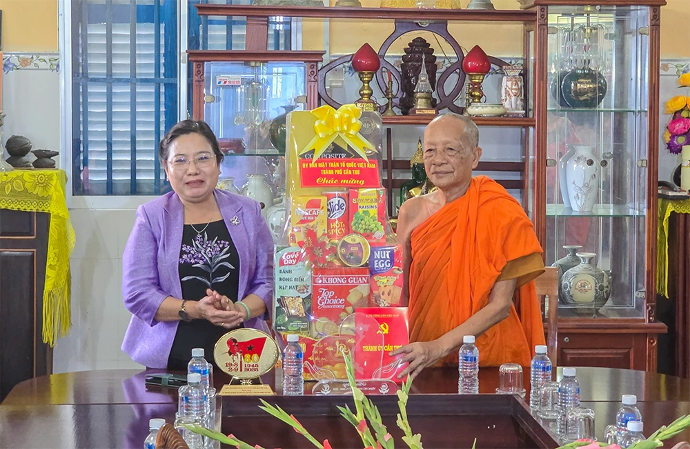 Phó Bí thư Thành ủy Hồ Thị Cẩm Đào thăm, tặng quà tại phường Sóc Trăng, dịp Lễ Sene Dolta