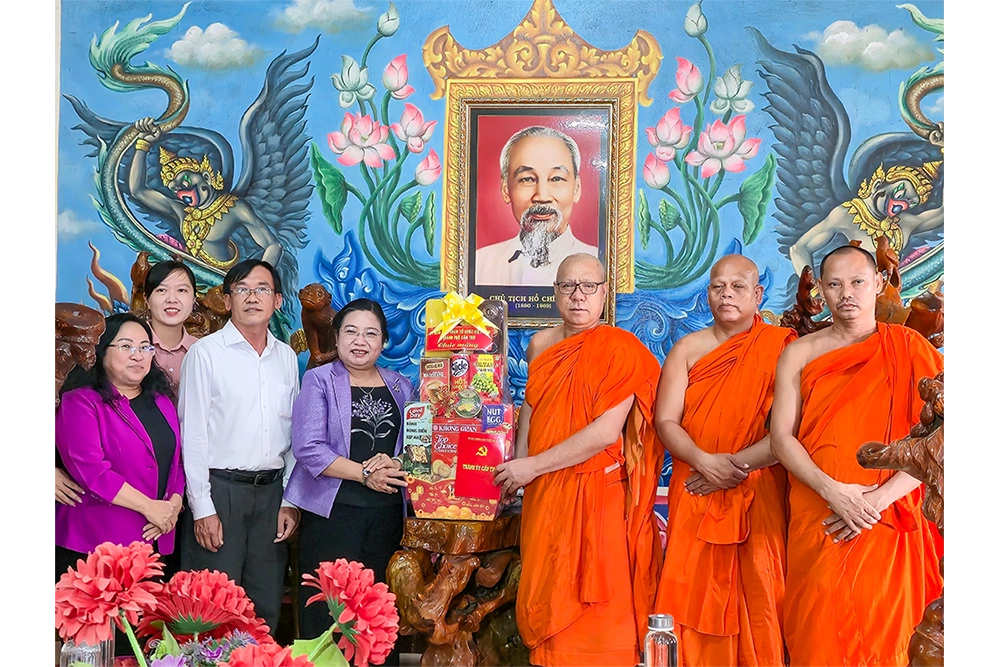 Phó Bí thư Thành ủy Hồ Thị Cẩm Đào thăm, tặng quà tại phường Sóc Trăng, dịp Lễ Sene Dolta