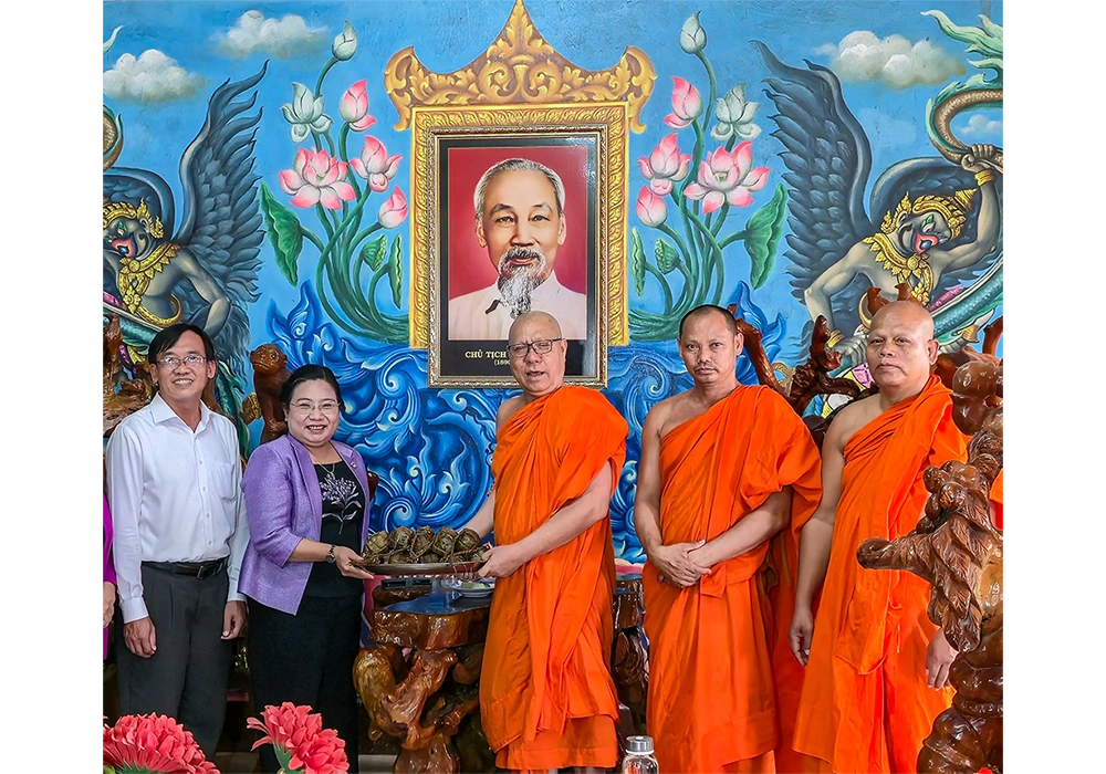 Phó Bí thư Thành ủy Hồ Thị Cẩm Đào thăm, tặng quà tại phường Sóc Trăng, dịp Lễ Sene Dolta