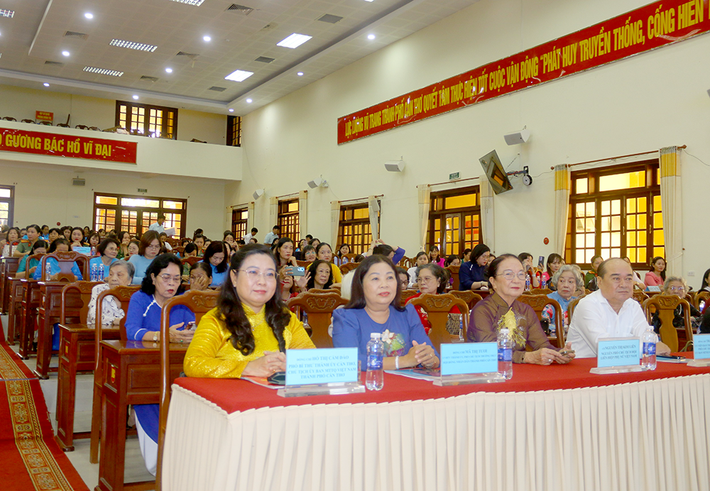 Hội Liên hiệp Phụ nữ TP Cần Thơ họp mặt kỷ niệm Ngày Phụ nữ Việt Nam 20-10 và đối thoại với lãnh đạo thành phố