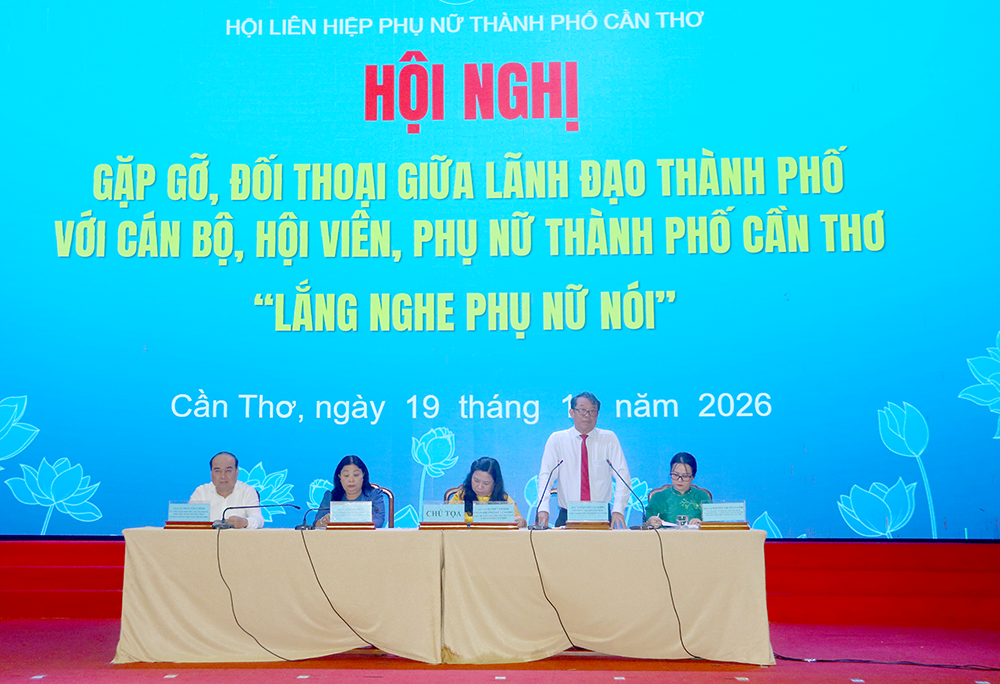 Hội Liên hiệp Phụ nữ TP Cần Thơ họp mặt kỷ niệm Ngày Phụ nữ Việt Nam 20-10 và đối thoại với lãnh đạo thành phố Chủ tạo đối thoại phát biểu.