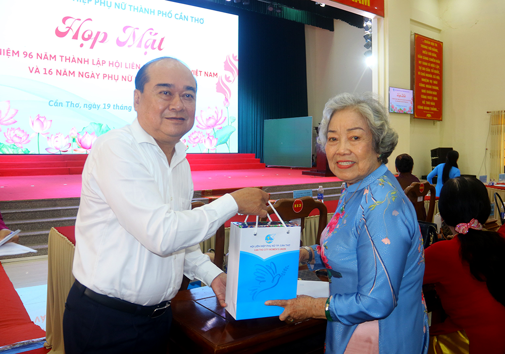 Hội Liên hiệp Phụ nữ TP Cần Thơ họp mặt kỷ niệm Ngày Phụ nữ Việt Nam 20-10 và đối thoại với lãnh đạo thành phố