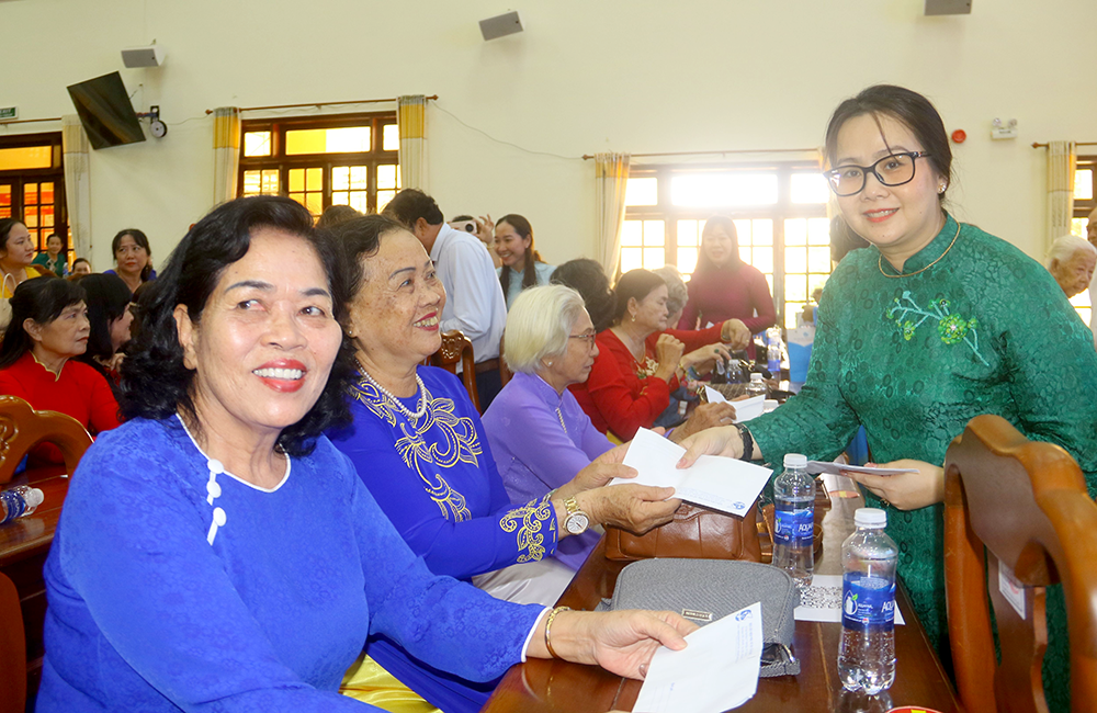 Hội Liên hiệp Phụ nữ TP Cần Thơ họp mặt kỷ niệm Ngày Phụ nữ Việt Nam 20-10 và đối thoại với lãnh đạo thành phố Bà