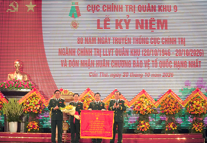 Cục Chính trị Quân khu 9 tổ chức Lễ kỷ niệm 80 năm Ngày truyền thống và đón nhận Huân chương Bảo vệ Tổ quốc hạng Nhất