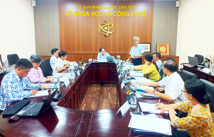 Nghiệm thu đề tài "Nghiên cứu giải pháp phòng trị bệnh xơ đen và thối thân xì mủ trên cây Mít Hậu Giang"