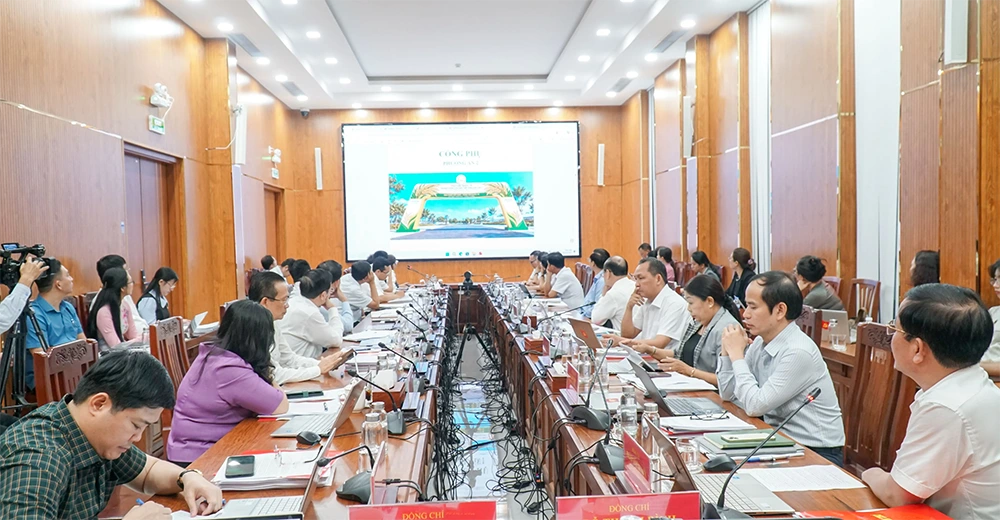 Các cửa ngõ vào trung tâm thành phố, các vòng xoay và cầu Cần Thơ phải trang hoàng thật ấn tượng trong dịp Tết Đinh Mùi năm 2027