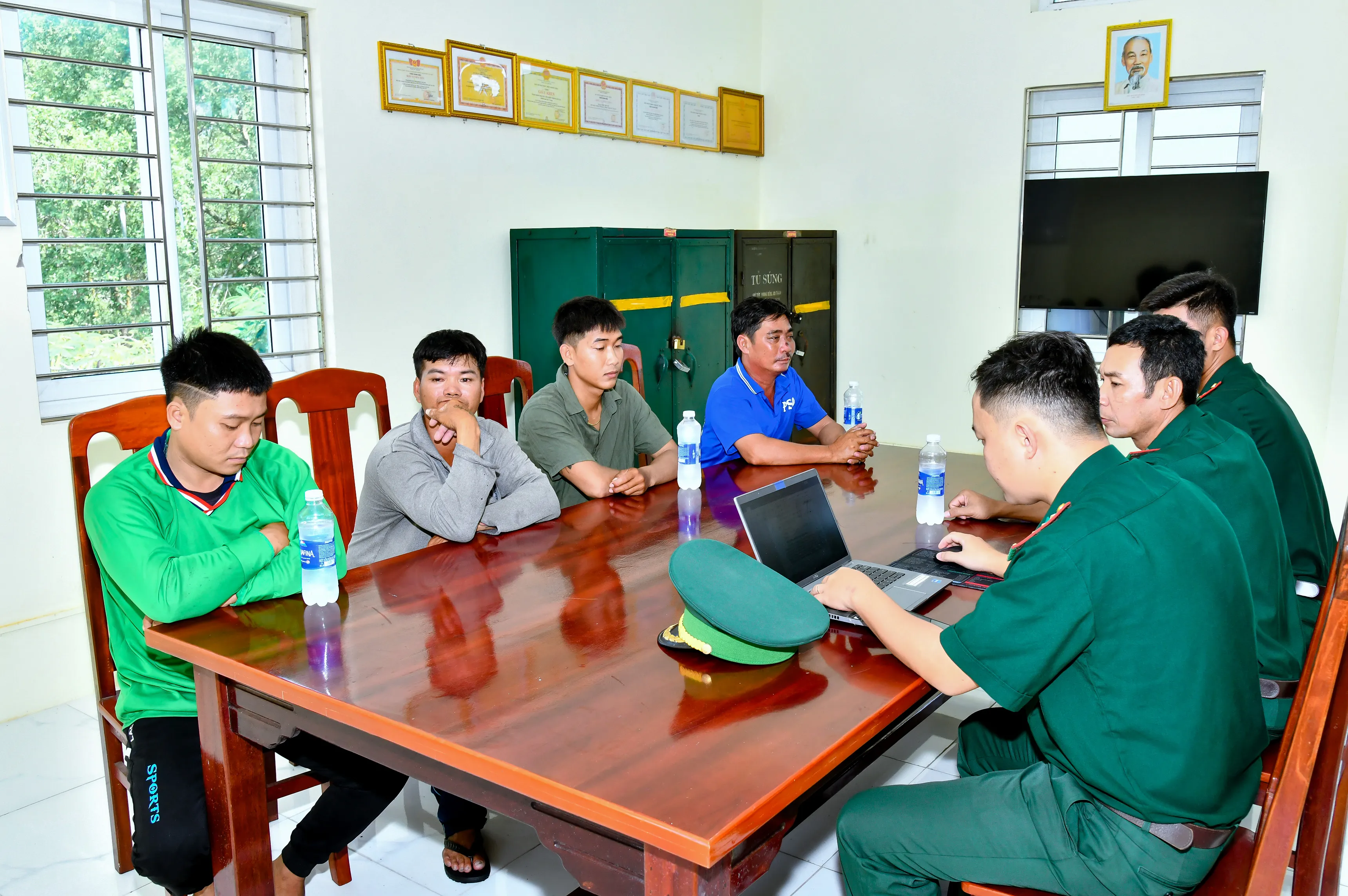 Tiếp nhận 4 ngư dân gặp nạn trên biển