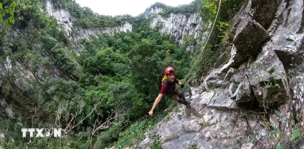 Phát hiện hố sụt sâu 120m trong Vườn Quốc gia Phong Nha-Kẻ Bàng