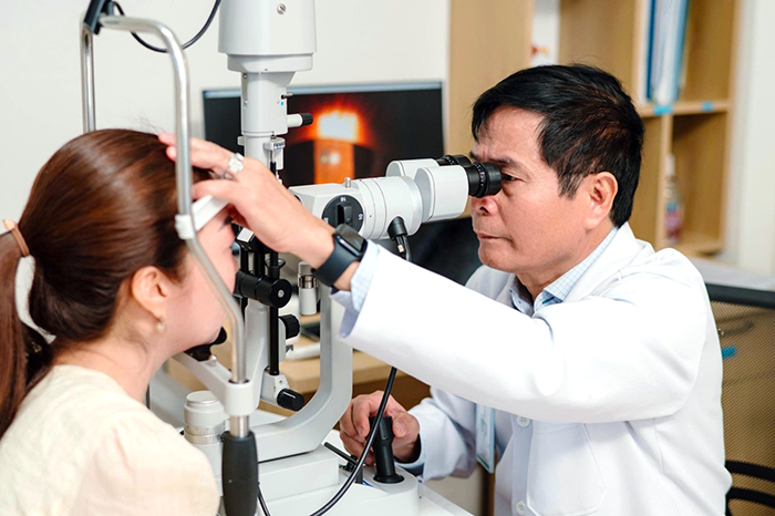 Mắt mờ sau tuổi 50: Không đơn thuần là dấu hiệu tuổi tác