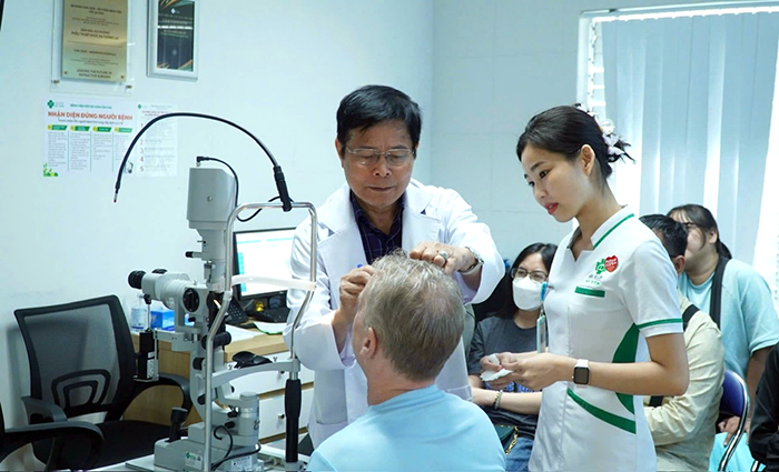 Mắt mờ sau tuổi 50: Không đơn thuần là dấu hiệu tuổi tác