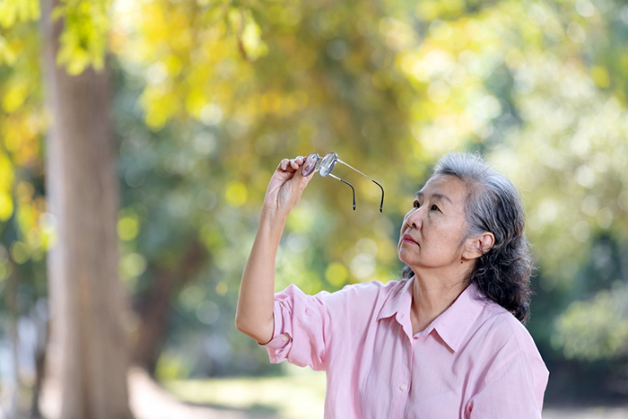 Mắt mờ sau tuổi 50: Không đơn thuần là dấu hiệu tuổi tác