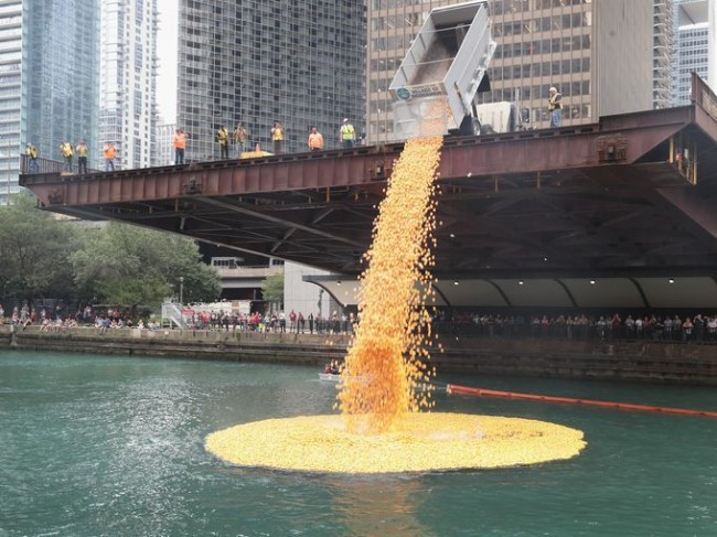60.000 con vịt cao su đã tạo ra một cảnh tượng độc đáo khi được đổ xuống sông Chicago tại một cuộc đua thường niên có tên Windy City Rubber Ducky Derby lần thứ 12, hôm 3-8. Ảnh: Ibtimes