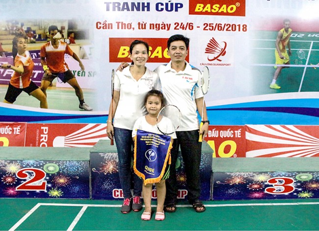Một gia đình tham dự Giải cầu lông tranh cúp BASAO, do Sở Văn hóa - Thể thao và Du lịch thành phố tổ chức chào mừng kỷ niệm 17 năm Ngày Gia đình Việt Nam 28-6. Ảnh: CTV