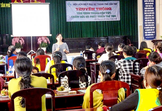 Hội Liên hiệp Phụ nữ TP Cần Thơ tổ chức  truyền thông về tầm quan trọng việc chăm sóc và phát triển trẻ thơ, nhất là trẻ từ 0 đến 36 tháng tuổi, tại phường Tân Phú, quận Cái Răng. Ảnh: CTV