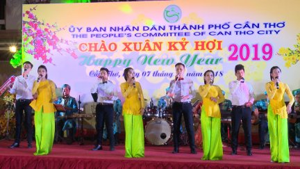 Họp mặt với 200 người nước ngoài làm việc tại Cần Thơ