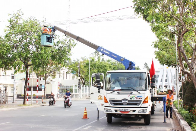 Công nhân đang gấp rút thi công sớm hoàn thành đường đèn nghệ thuật Cần Thơ.